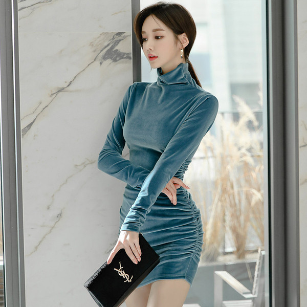 Stílusos női testhezálló ruha hosszú ujjal és magas kék bársonygallérral