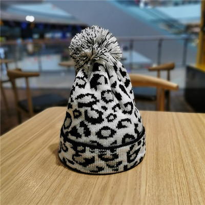 Női kötött sapka leopárdmintás pehelyszínben szürke, barna, fehér és rózsaszín színben
