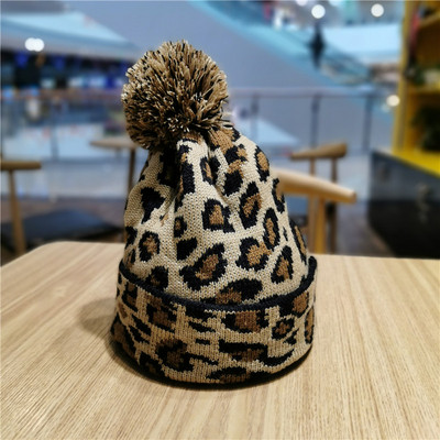 Női kötött sapka leopárdmintás pehelyszínben szürke, barna, fehér és rózsaszín színben