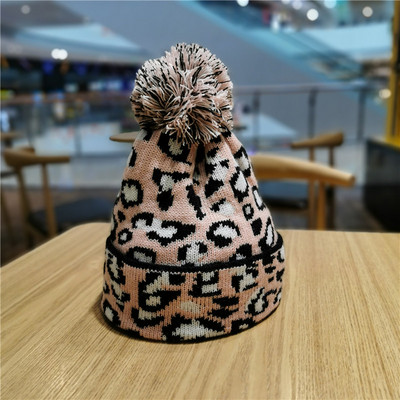 Női kötött sapka leopárdmintás pehelyszínben szürke, barna, fehér és rózsaszín színben