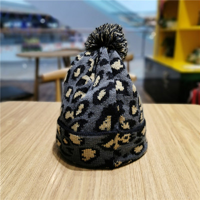 Női kötött sapka leopárdmintás pehelyszínben szürke, barna, fehér és rózsaszín színben