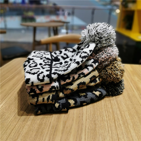 Női kötött sapka leopárdmintás pehelyszínben szürke, barna, fehér és rózsaszín színben