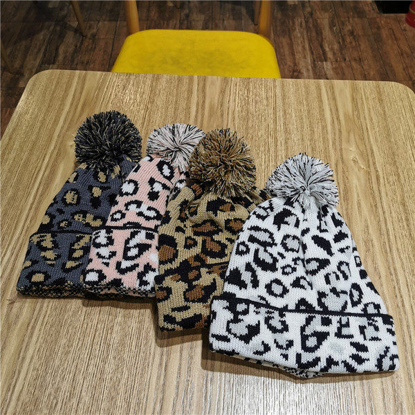 Női kötött sapka leopárdmintás pehelyszínben szürke, barna, fehér és rózsaszín színben