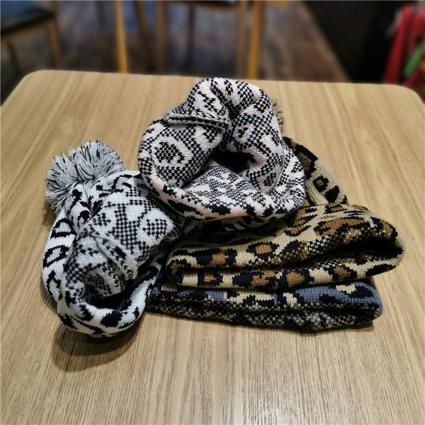 Női kötött sapka leopárdmintás pehelyszínben szürke, barna, fehér és rózsaszín színben