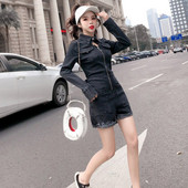 Salopetă scurtă din denim cu fermoar și guler clasic în negru