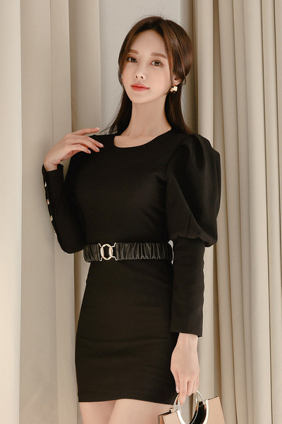 Stílusos női ruha hosszú ujjal és ovális nyakkivágással fekete színben