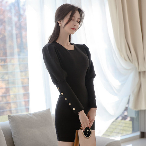 Stílusos női ruha hosszú ujjal és ovális nyakkivágással fekete színben