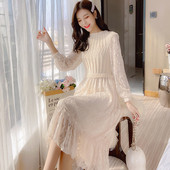 Rochie moderna de dama in alb si roz cu dantela si maneci lungi