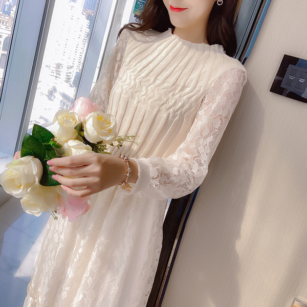 Rochie moderna de dama in alb si roz cu dantela si maneci lungi