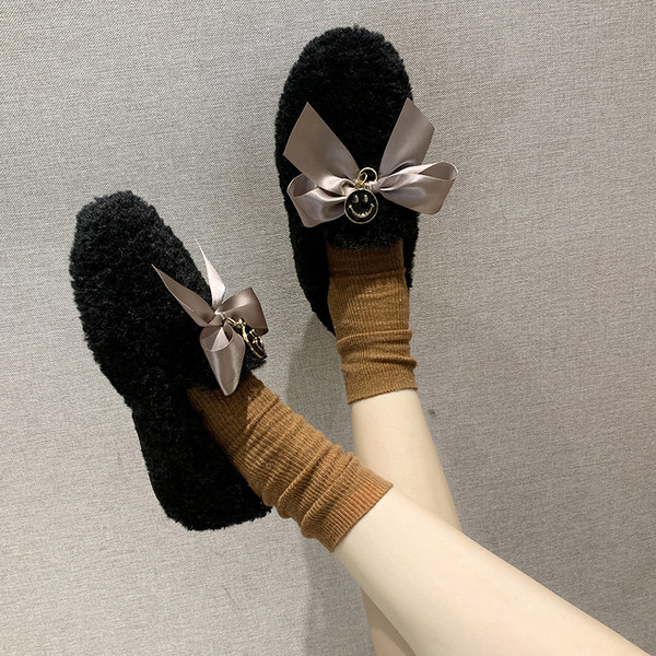 Őszi-téli női papucs fekete, fehér és bézs szalaggal