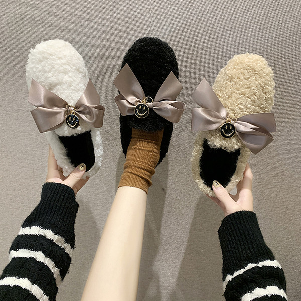 Őszi-téli női papucs fekete, fehér és bézs szalaggal