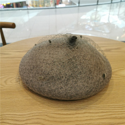 Elegáns női sapka barett típusú hálóval fehér, bézs, piros, fekete, rózsaszín, szürke és barna színekben