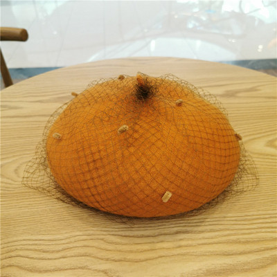 Elegáns női sapka barett típusú hálóval fehér, bézs, piros, fekete, rózsaszín, szürke és barna színekben