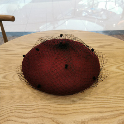 Elegáns női sapka barett típusú hálóval fehér, bézs, piros, fekete, rózsaszín, szürke és barna színekben