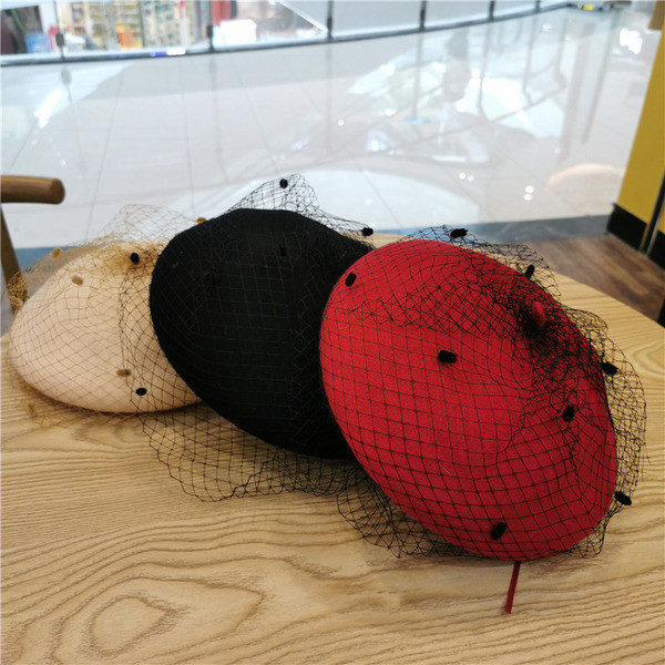 Elegáns női sapka barett típusú hálóval fehér, bézs, piros, fekete, rózsaszín, szürke és barna színekben