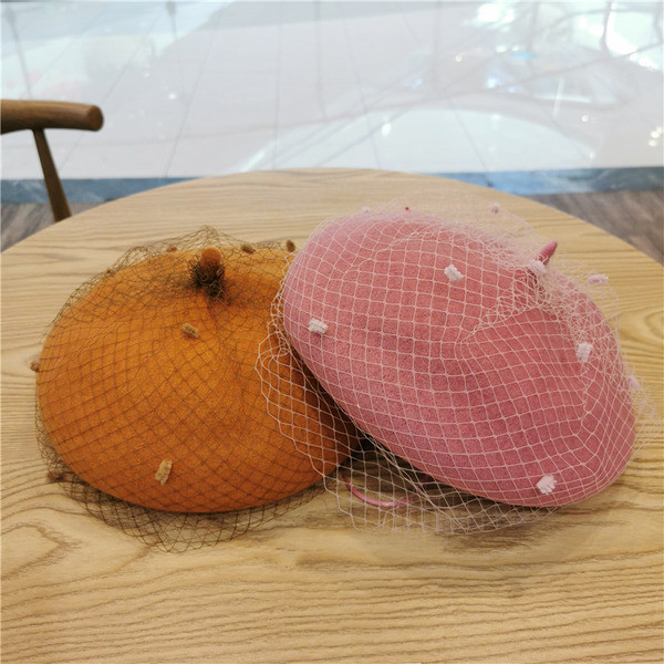 Elegáns női sapka barett típusú hálóval fehér, bézs, piros, fekete, rózsaszín, szürke és barna színekben