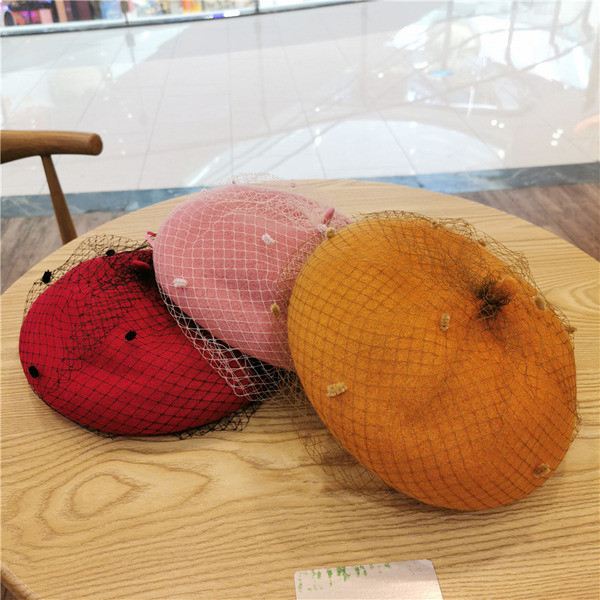 Elegáns női sapka barett típusú hálóval fehér, bézs, piros, fekete, rózsaszín, szürke és barna színekben