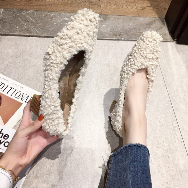 Női pehelycipő vastag alacsony sarkú sárga, fehér és fekete színben