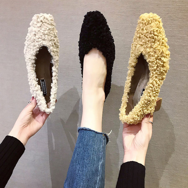 Női pehelycipő vastag alacsony sarkú sárga, fehér és fekete színben