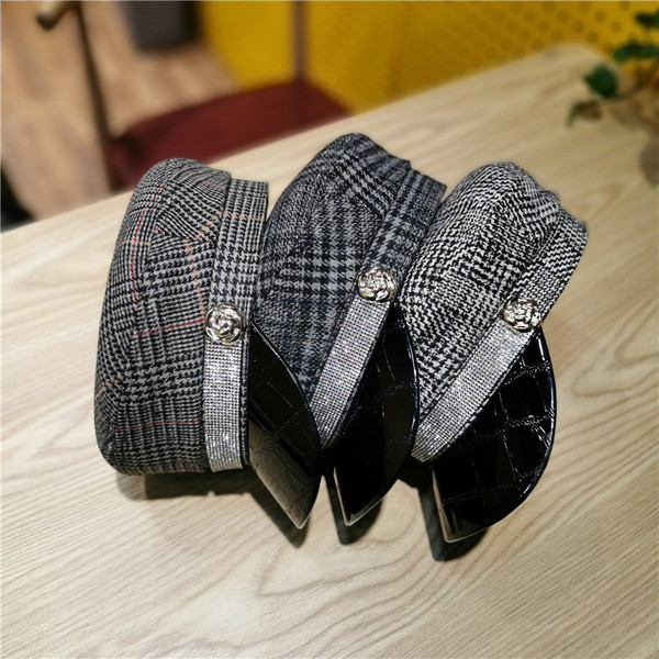 Női kockás sapka fekete, szürke és barna