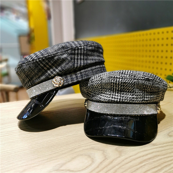 Női kockás sapka fekete, szürke és barna