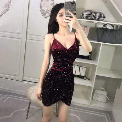 Rochie scurtă asimetrică din catifea cu bretele subțiri în negru și visiniu cu efect strălucitor