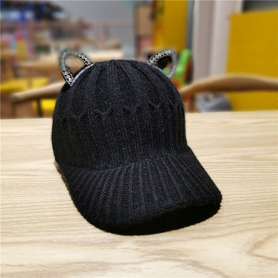 Μοντέρνο γυναικείο καπέλο μπέιζμπολ με τρισδιάστατο στοιχείο σε λευκό, μαύρο, ροζ, μπεζ χρώμα