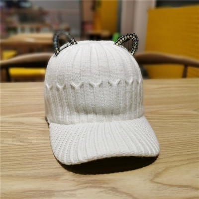 Μοντέρνο γυναικείο καπέλο μπέιζμπολ με τρισδιάστατο στοιχείο σε λευκό, μαύρο, ροζ, μπεζ χρώμα