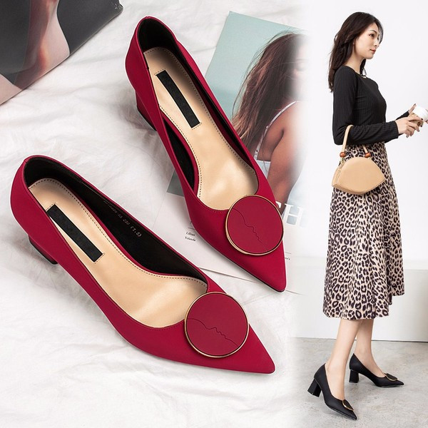 Μοντέρνα γυναικεία παπούτσια μυτερό μοντέλο σε μαύρο, κόκκινο και καφέ χρώμα