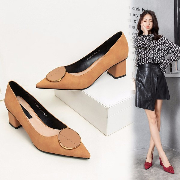 Μοντέρνα γυναικεία παπούτσια μυτερό μοντέλο σε μαύρο, κόκκινο και καφέ χρώμα