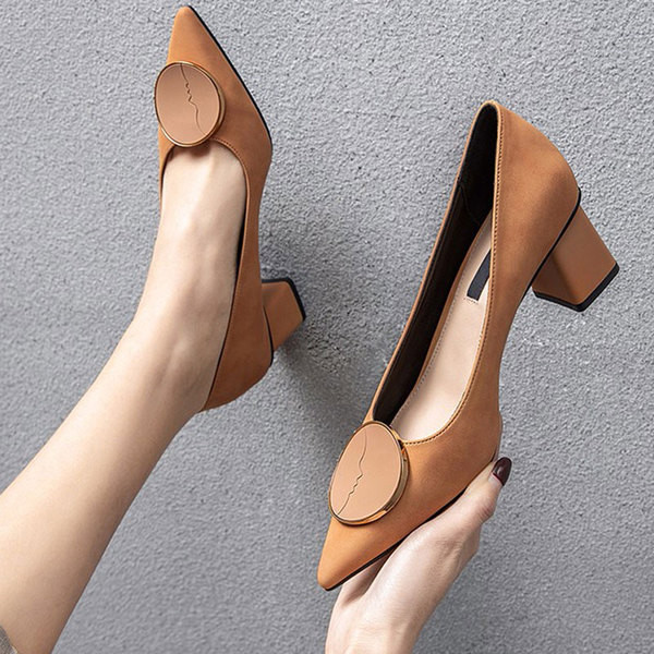 Μοντέρνα γυναικεία παπούτσια μυτερό μοντέλο σε μαύρο, κόκκινο και καφέ χρώμα