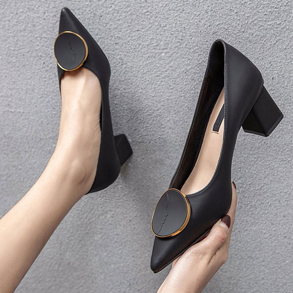 Μοντέρνα γυναικεία παπούτσια μυτερό μοντέλο σε μαύρο, κόκκινο και καφέ χρώμα