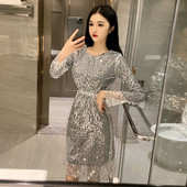 Rövid, elegáns ruha ezüst és fekete színben, flitterekkel