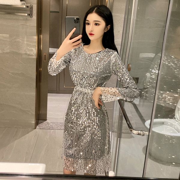 Rövid, elegáns ruha ezüst és fekete színben, flitterekkel