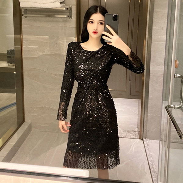 Rövid, elegáns ruha ezüst és fekete színben, flitterekkel