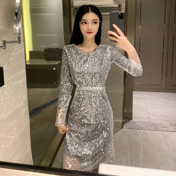 Rövid, elegáns ruha ezüst és fekete színben, flitterekkel