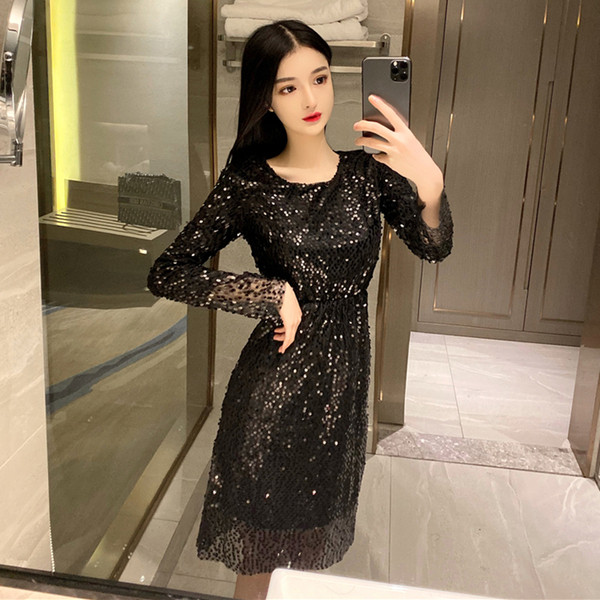 Rövid, elegáns ruha ezüst és fekete színben, flitterekkel