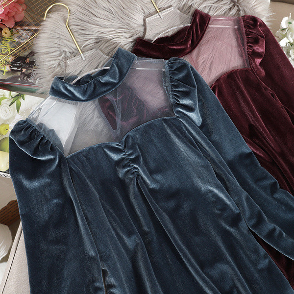 Γυναικεία βελούδινη μπλούζα με χαμηλό κολάρο και πλέγμα σε μπλε, μαύρο και μπορντό χρώμα