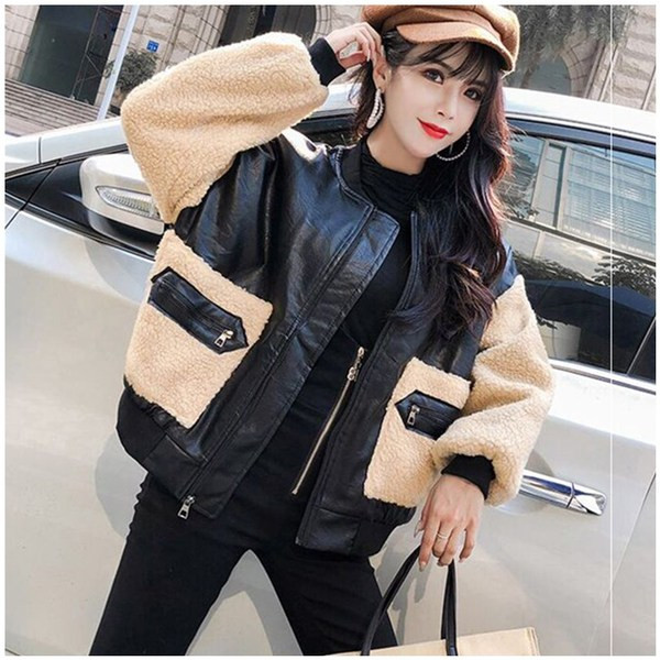 Σύντομο φθινόπωρο-χειμωνιάτικο μπουφάν από οικολογικό δέρμα σε μπεζ και μπλε χρώμα