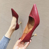 Női modern cipő hegyes modell vékony sarokkal, eko bőrből piros, fekete és fehér színben