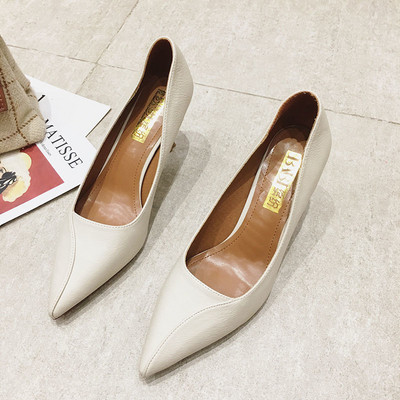 Női modern cipő hegyes modell vékony sarokkal, eko bőrből piros, fekete és fehér színben