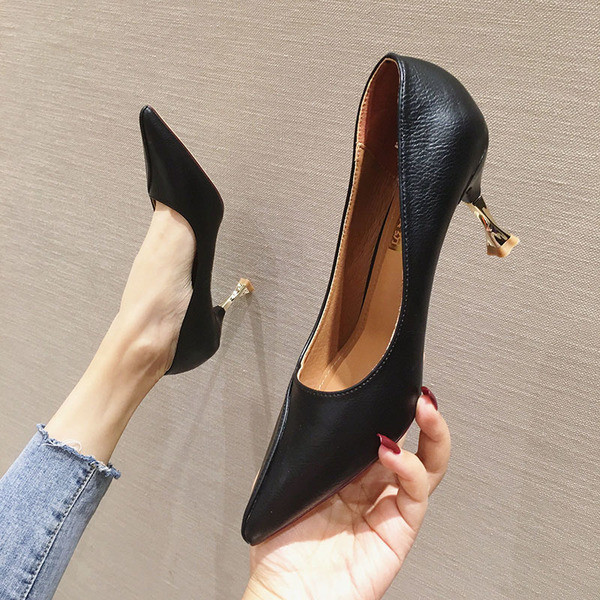 Női modern cipő hegyes modell vékony sarokkal, eko bőrből piros, fekete és fehér színben