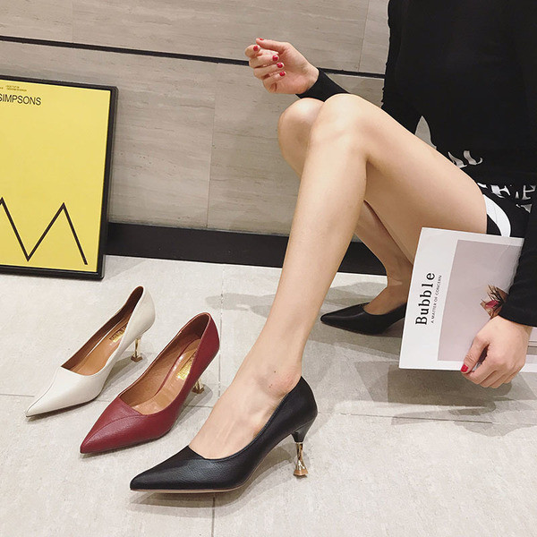 Női modern cipő hegyes modell vékony sarokkal, eko bőrből piros, fekete és fehér színben