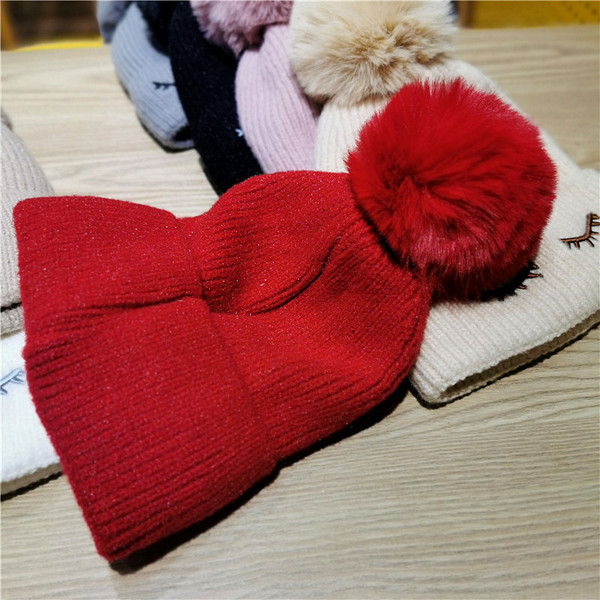 Pălărie de iarnă pentru femei cu căptușeală moale și puf în alb, bej, roz, roșu, negru și maro