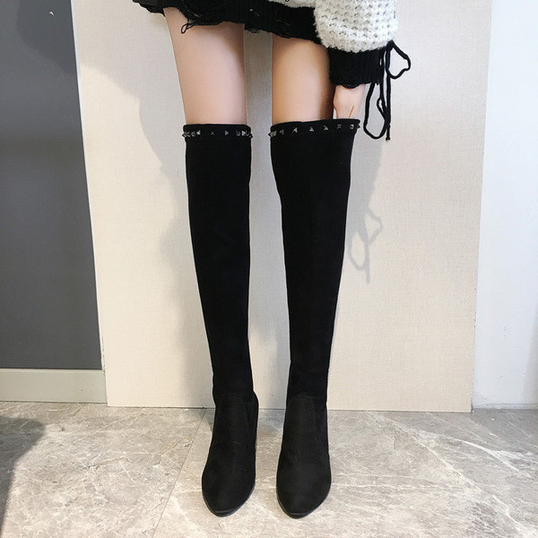 Modern női csizma vastag sarokkal, öko velúrból, fekete színben