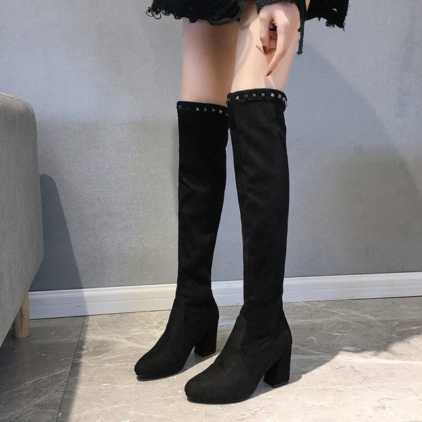 Modern női csizma vastag sarokkal, öko velúrból, fekete színben