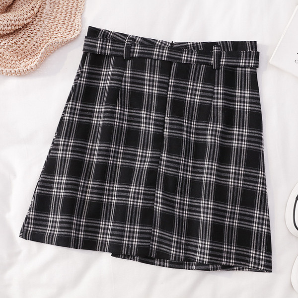 Fekete kockás női szoknya magas derékkal és övvel