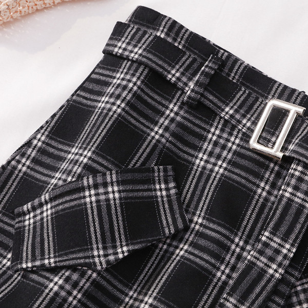 Fekete kockás női szoknya magas derékkal és övvel