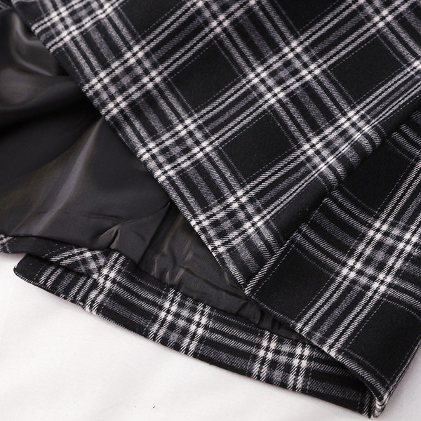 Fekete kockás női szoknya magas derékkal és övvel