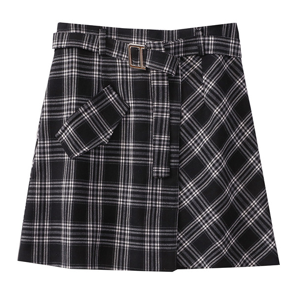 Fekete kockás női szoknya magas derékkal és övvel